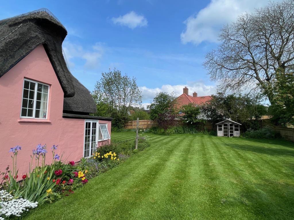 Lot: 145 - DETACHED COTTAGE IN HERTFORDSHIRE VILLAGE LOCATION - Garden to the rea of the Thatched cottage and shed